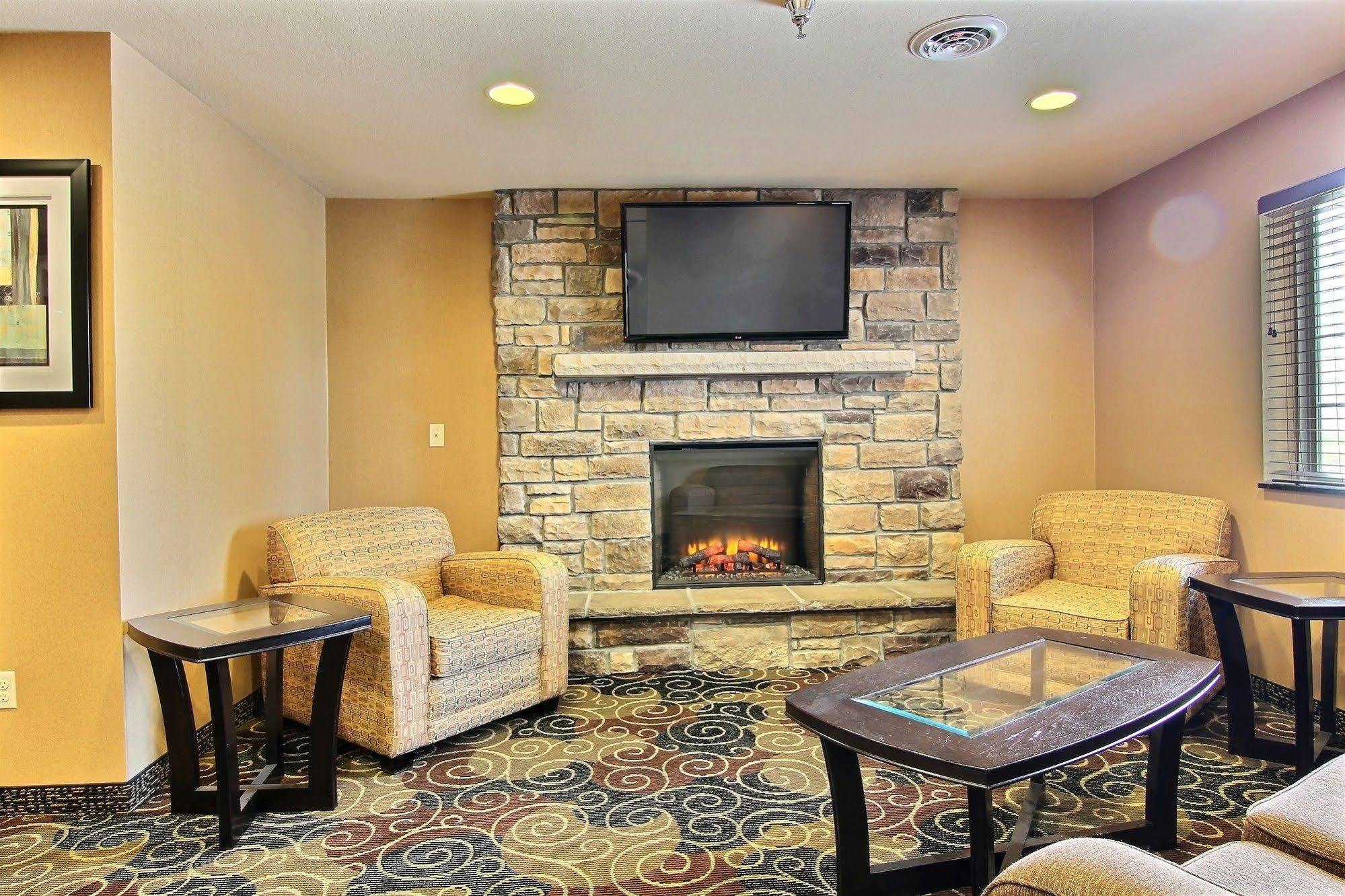 Amerivu Inn And Suites - Crookston Dış mekan fotoğraf