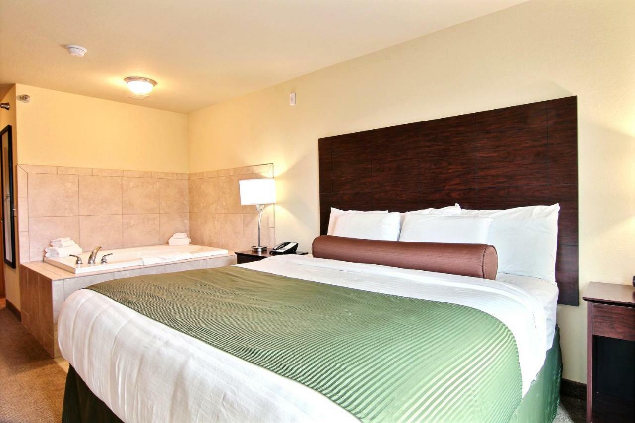 Amerivu Inn And Suites - Crookston Dış mekan fotoğraf